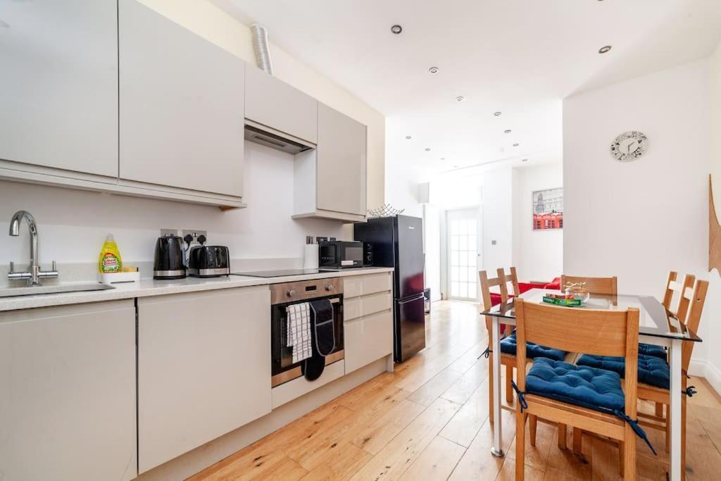 לונדון Spacious Retreat 2-Bed In Popular Camden Town מראה חיצוני תמונה