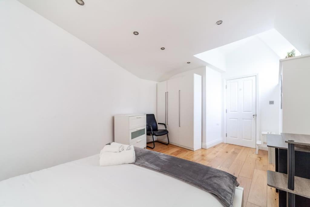 לונדון Spacious Retreat 2-Bed In Popular Camden Town מראה חיצוני תמונה