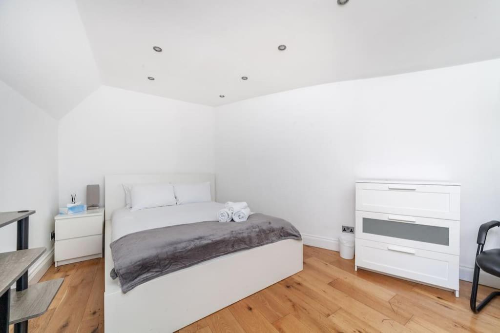 לונדון Spacious Retreat 2-Bed In Popular Camden Town מראה חיצוני תמונה