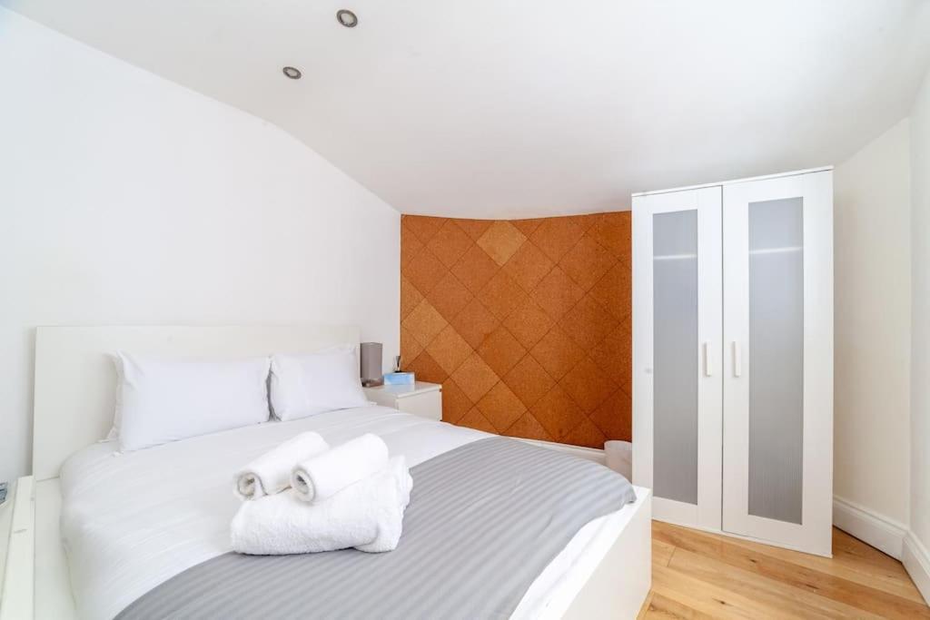 לונדון Spacious Retreat 2-Bed In Popular Camden Town מראה חיצוני תמונה