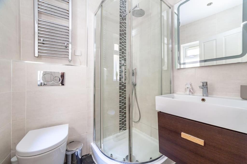 לונדון Spacious Retreat 2-Bed In Popular Camden Town מראה חיצוני תמונה
