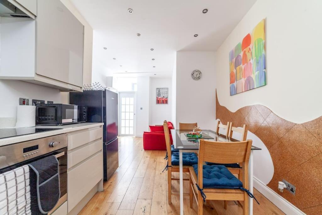 לונדון Spacious Retreat 2-Bed In Popular Camden Town מראה חיצוני תמונה